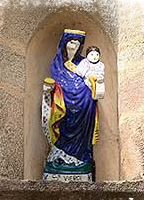 Statues de vierges et saintes